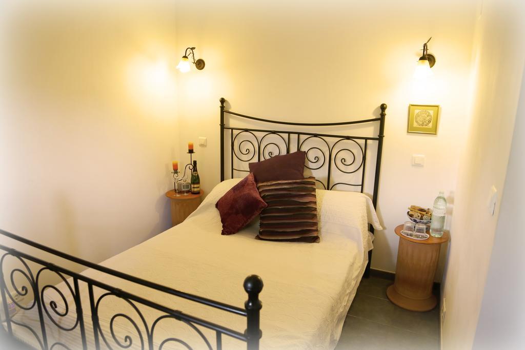 River Ebro Holidays Tivenys Chambre photo