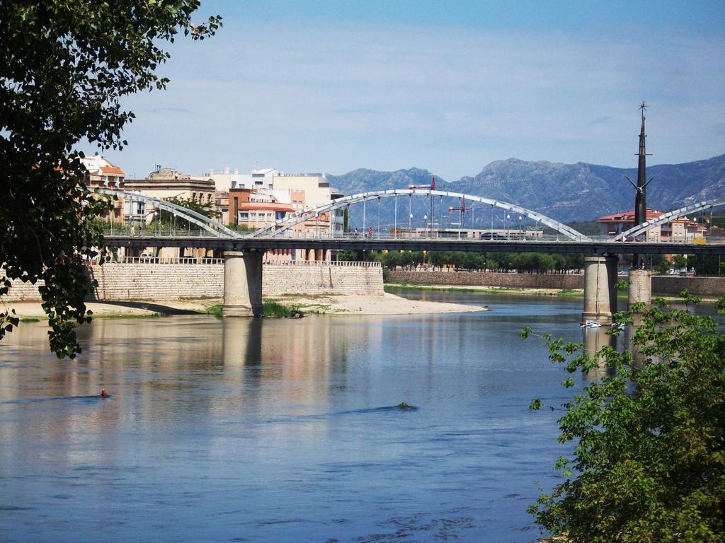 River Ebro Holidays Tivenys Extérieur photo